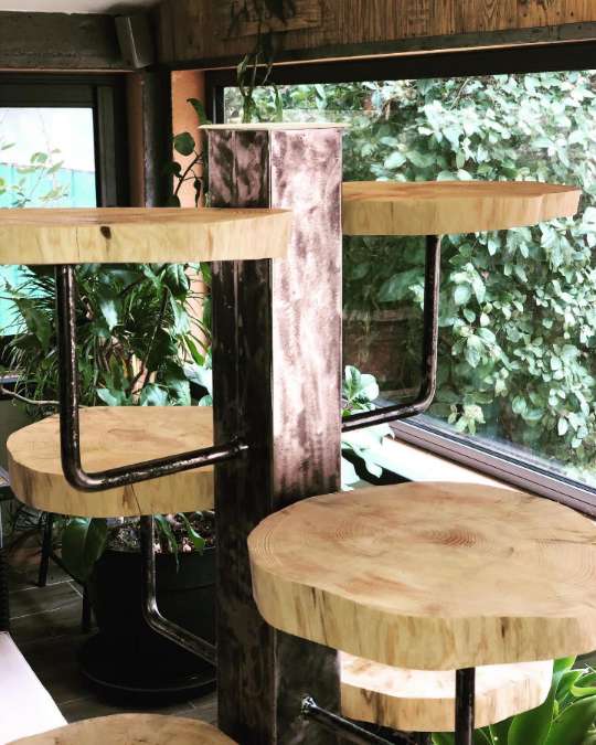 Détail du travail du meuble en métal et en bois avec les disques d'abrasifs non-tissés Flexclean