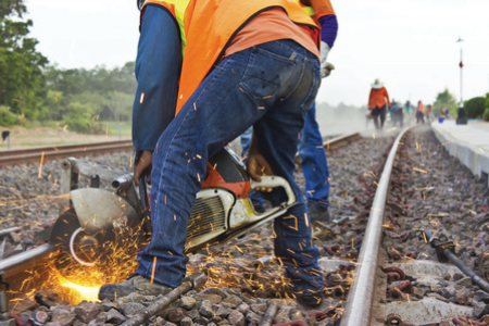 découpe de rail avec un disque de tronçonnage