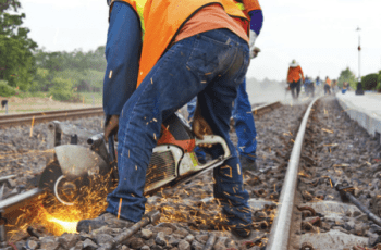 découpe de rail avec un disque de tronçonnage