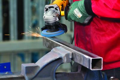 Matteren met non woven schijf en haakse slijper