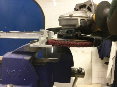 Ontbramen met lamellenschijf op haakse slijper