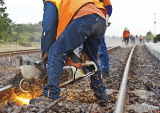 découpe de rail avec un disque de tronçonnage